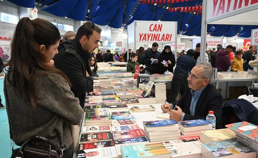 8. Isparta Kitap Fuarı üçüncü gününde de vatandaşların yoğun ilgisiyle