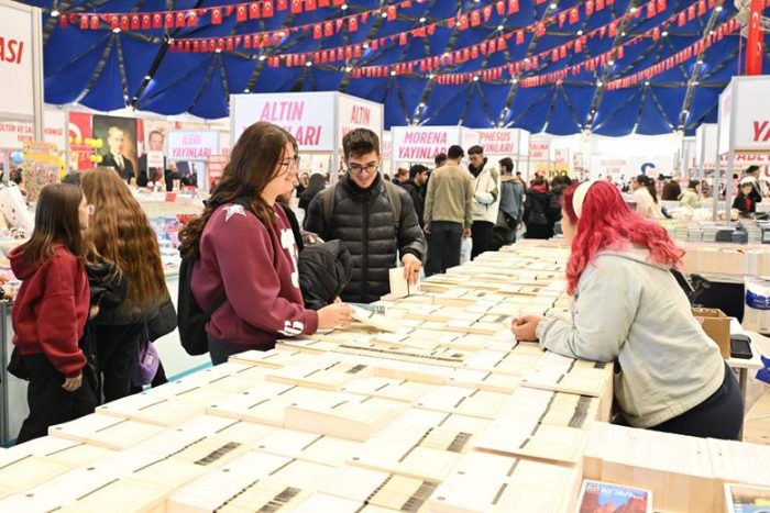 Isparta Kitap Fuarı Devam Ediyor
