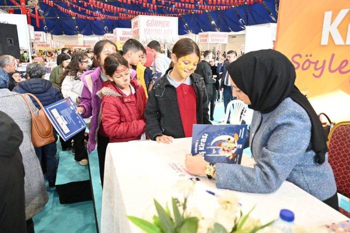 Çocuk Edebiyatı Yazarı Kübra Nur İşcan, Kitaplarını Çocuklar İçin İmzaladı