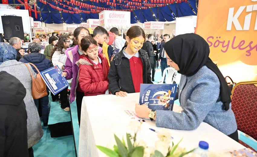 Isparta Belediyesi tarafından düzenlenen 8. Isparta Kitap Fuarı, dördüncü gününde