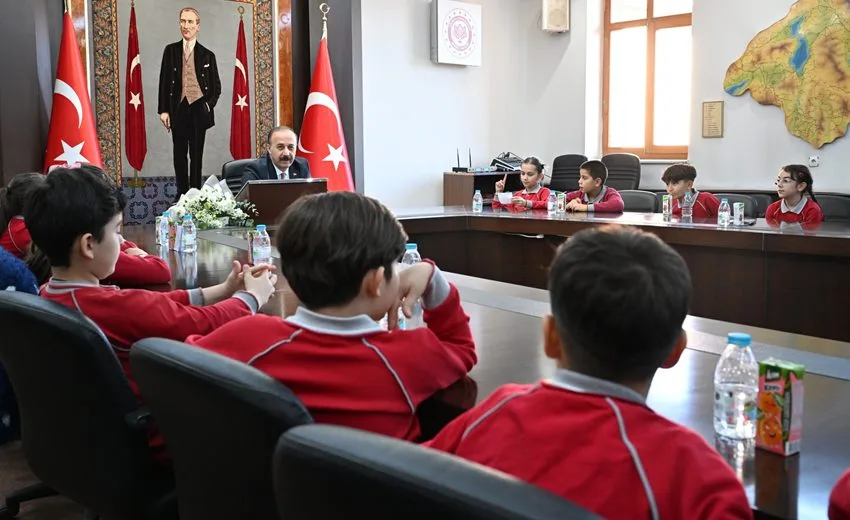 Isparta Valisi Abdullah Erin, Kamile Gürkan İlkokulu 4-C sınıfında öğrenim