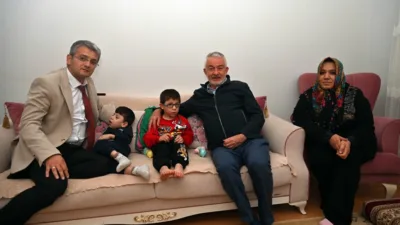 Isparta Belediye Başkanı Şükrü Başdeğirmen, Yalvaç ilçesinde yaşayan ve hidrosefali,