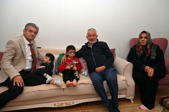 Başkan Başdeğirmen, Tedavi İçin Destek Bekleyen Minik İkizleri Ziyaret Eti