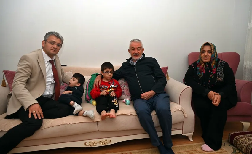 Isparta Belediye Başkanı Şükrü Başdeğirmen, Yalvaç ilçesinde yaşayan ve hidrosefali,