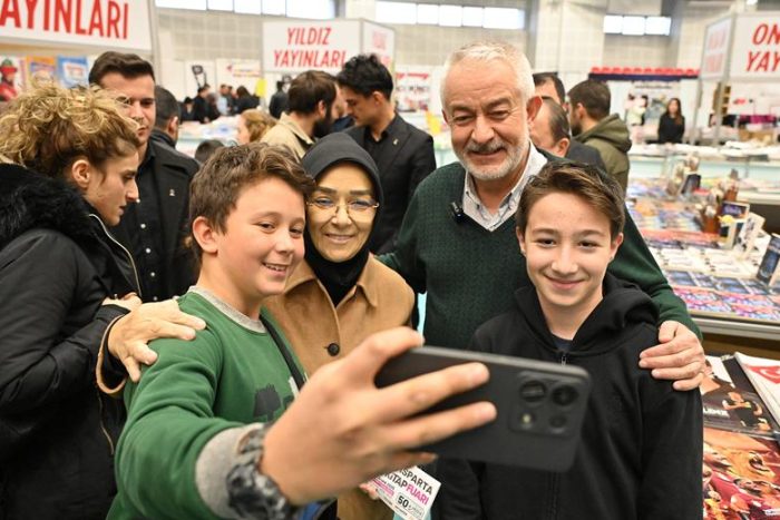 Başdeğirmen çifti, 8. Isparta Kitap Fuarı’nda vatandaşlarla buluştu