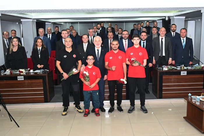 Başkan Başdeğirmen, Engelli Başarılı Sporcuları Altınla Ödüllendirdi