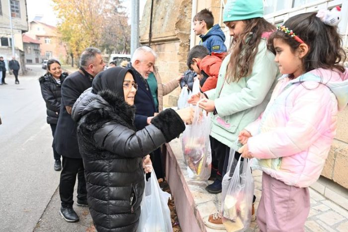 Başdeğirmen Çifti, Kandil Geleneğinde Çocukları Sevindirdi