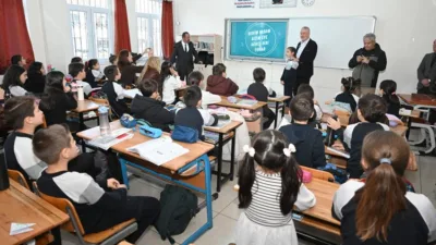 Belediye Başkanı Şükrü Başdeğirmen, Naşide Halil Gelendost İlkokulu 3/E sınıfı