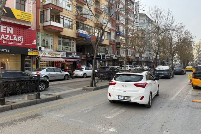 Cumhuriyet Caddesi’nde Fatura Ağaçlara Kesildi, Asıl Sorun Meydan AVM Trafiği