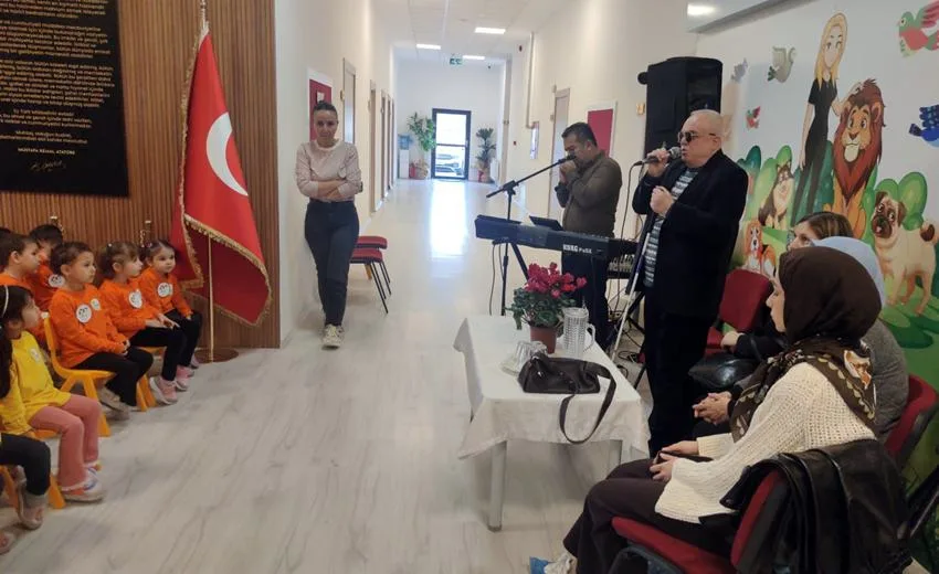 Altı Nokta Körler Derneği Başkanı İsmail Er ve dernek üyeleri,