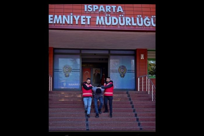 Isparta’da 22 Yıl 9 Ay Hapis Cezası Bulunan Cezaevi Firarisi Yakalandı