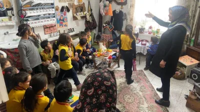 Gülbirlik İlkokulu 2/A sınıfı öğrencileri, hayat bilgisi dersinde işledikleri “geri