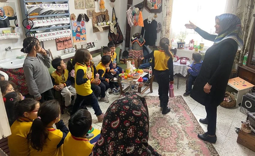 Gülbirlik İlkokulu 2/A sınıfı öğrencileri, hayat bilgisi dersinde işledikleri “geri