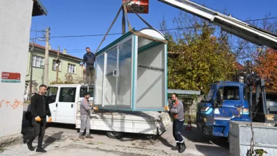 Isparta Belediyesi tarafından mahallelerde yoğun olarak kullanılan otobüs durakları kapalı