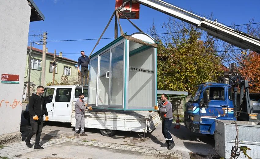 Isparta Belediyesi tarafından mahallelerde yoğun olarak kullanılan otobüs durakları kapalı