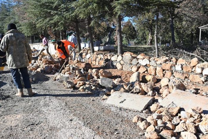 Kozluca’da Yıkılan Mezarlık Duvarı Yeniden Yapıldı