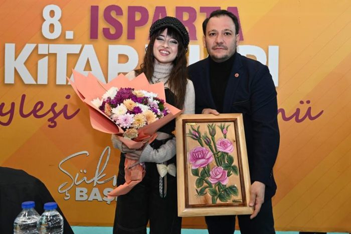 Isparta Kitap Fuarı’nda Melis Fis Rüzgarı