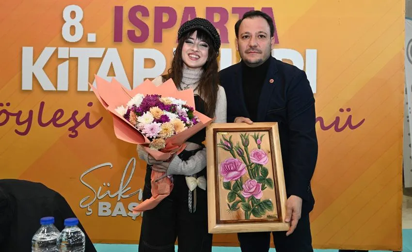 8. Isparta Kitap Fuarı’na özel konuk olarak katılan ünlü şarkıcı
