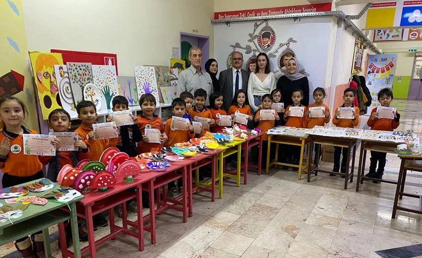 Isparta Merkez Atatürk İlkokulu 1. sınıf öğrencileri ile Süleyman Demirel