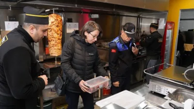 Isparta Belediyesi Zabıta Müdürlüğü ekipleri ve belediyeye bağlı gıda mühendisleri