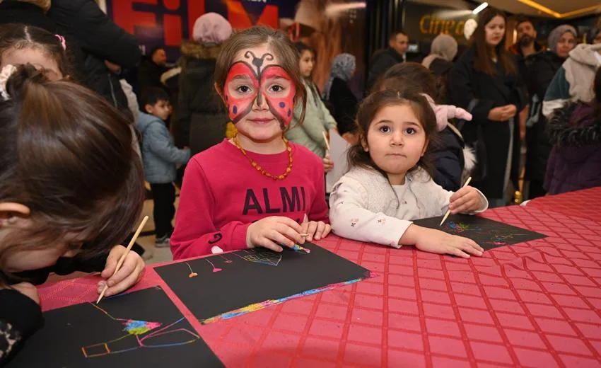Isparta Belediyesi’nden Karne Şenlikleri Isparta Belediyesi, okulların yarıyıl tatiline girmesiyle çocuklara yönelik çeşitli etkinlikler