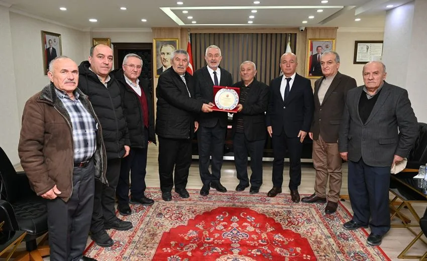 Aliköyü Alevi Bektaşi Eylibeyt Kültür Derneği yöneticileri Belediye Başkanı Şükrü