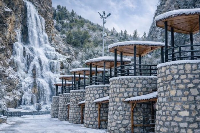 Isparta’da Dondurucu Soğuklar Andık Şelalesi’ni Buzla Kapladı