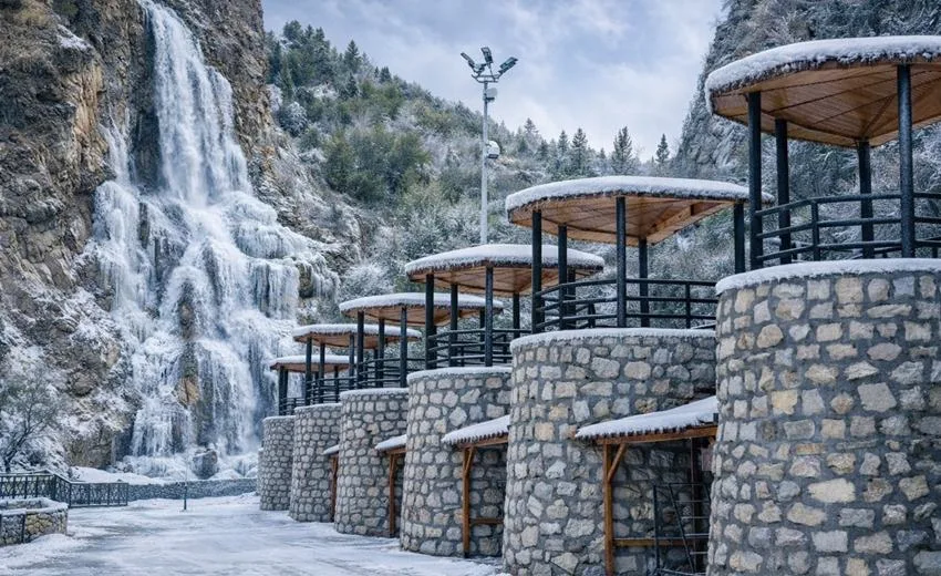 Isparta’da Dondurucu Soğuklar Andık Şelalesi’ni Buzla Kapladı Isparta’da etkisini artıran dondurucu soğuk hava, kentin doğal güzelliklerinde kartpostallık