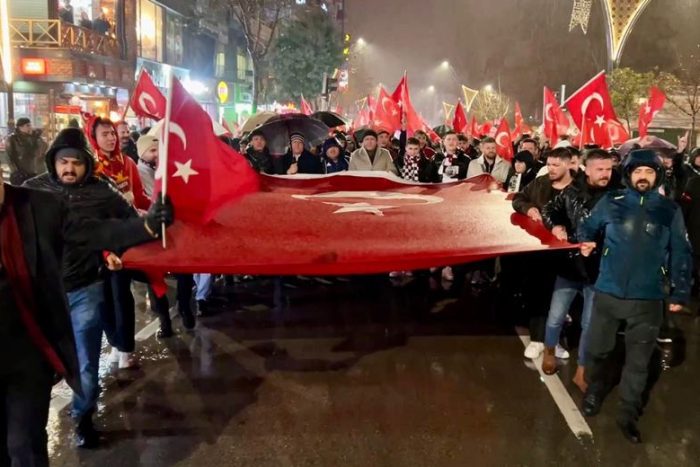 Isparta’da Fırtınaya Rağmen “Bayrağa Saygı Yürüyüşü” Düzenlendi