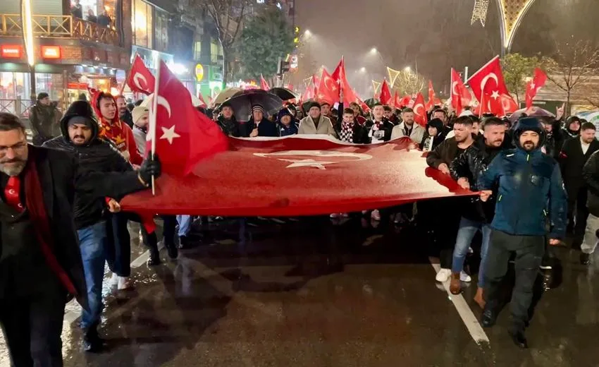 Isparta’da etkili olan şiddetli fırtına ve sağanak yağışa rağmen, Türk