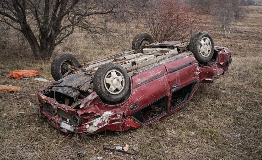Isparta’nın Eğirdir ilçesinde meydana gelen trafik kazasında bir otomobilin şarampole