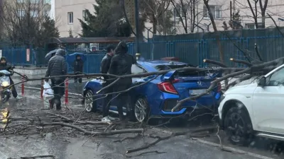 Isparta’da etkili olan şiddetli rüzgâr ve fırtına, kent genelinde hayatı