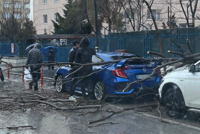 Isparta’da Fırtına ve Şiddetli Rüzgâr Etkili Oldu