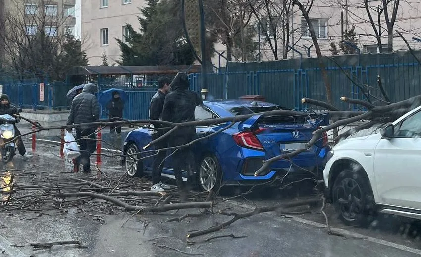 Isparta’da etkili olan şiddetli rüzgâr ve fırtına, kent genelinde hayatı
