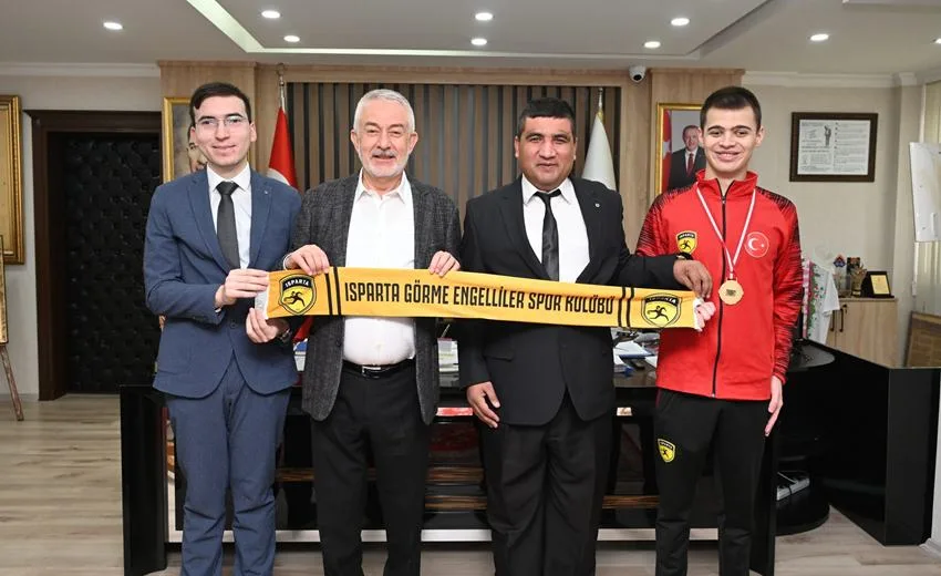 Isparta Görme Engelliler Spor Kulübü yöneticileri ve milli sporcu Recep