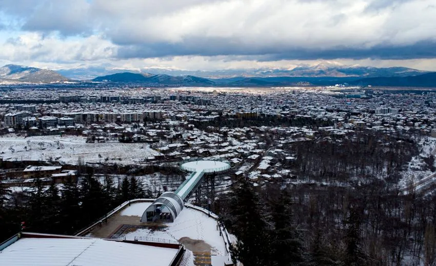 Isparta’da etkili olan kar yağışıyla birlikte kent kısa sürede beyaza