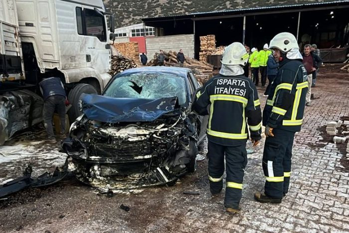 Isparta’da Otomobil ile TIR Çarpıştı: 5 Yaralı
