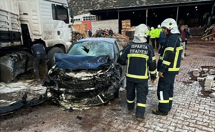 Isparta’da otomobil ile TIR’ın çarpışması sonucu meydana gelen trafik kazasında