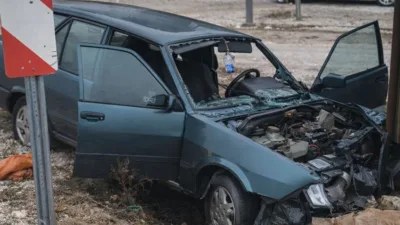 Yoldan Çıkan Otomobil Elektrik Direğine Çarptı: 2’si Çocuk 5 Yaralı Isparta’nın Eğirdir ilçesinde meydana gelen trafik kazasında, kontrolden çıkan bir