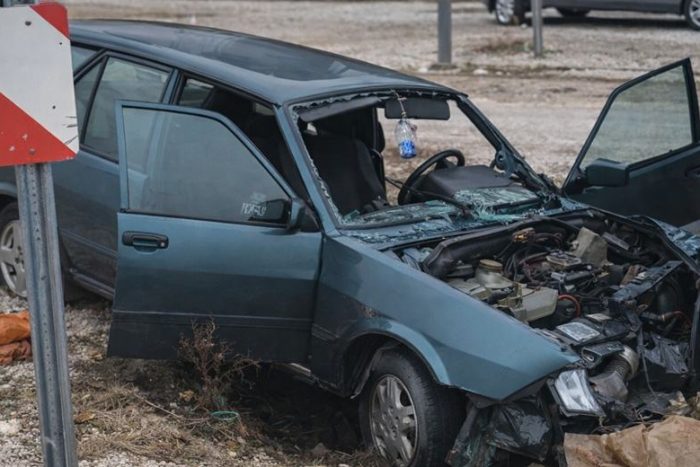 Yoldan Çıkan Otomobil Elektrik Direğine Çarptı: 2’si Çocuk 5 Yaralı