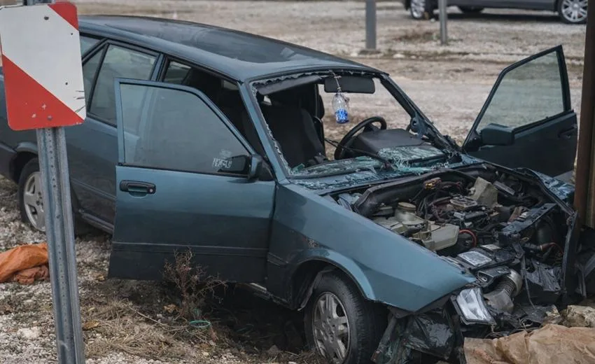Isparta’nın Eğirdir ilçesinde meydana gelen trafik kazasında, kontrolden çıkan bir