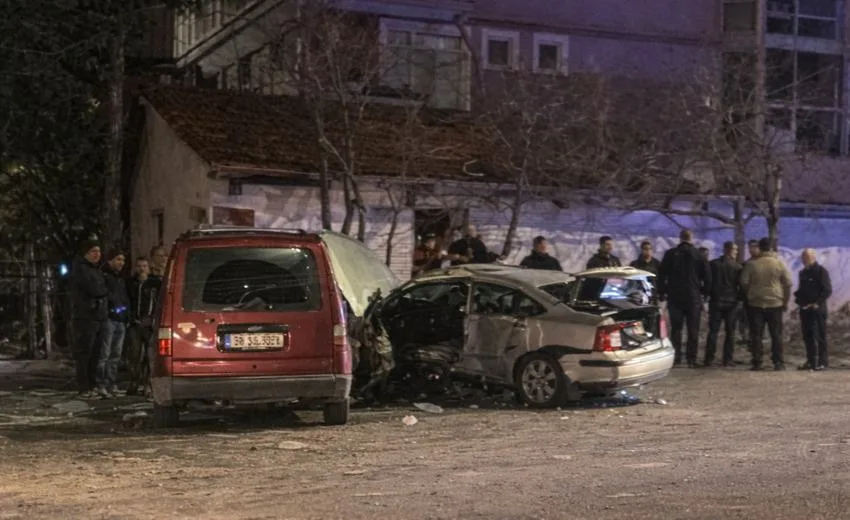 Isparta’da hafif ticari araç ile otomobilin çarpışması sonucu meydana gelen