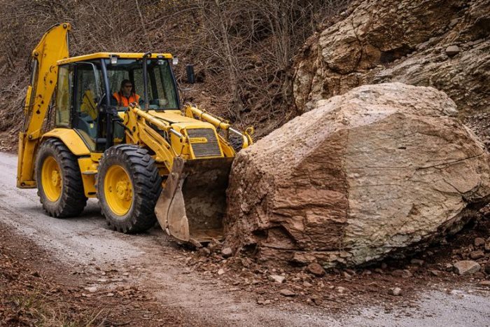 Sütçüler’de Yola Düşen Kaya Ulaşımı Aksattı