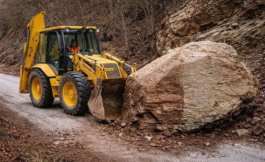 Isparta’nın Sütçüler ilçesinde yola düşen dev kaya parçası, ulaşımda kısa