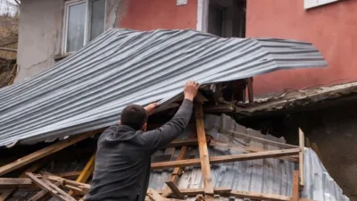 Şiddetli Fırtına Senirkent’te Hasara Yol Açtı: Bir Evin Çatısı Uçtu Isparta’nın Senirkent ilçesinde etkili olan şiddetli fırtına, maddi hasara neden