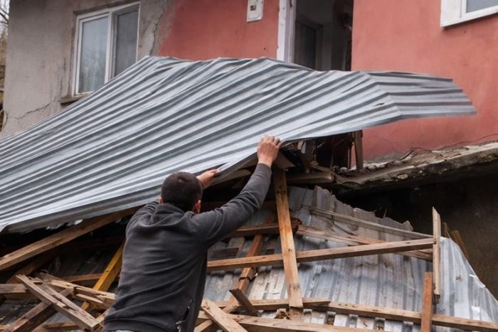 Şiddetli Fırtına Senirkent’te Hasara Yol Açtı: Bir Evin Çatısı Uçtu