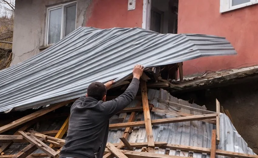 Isparta’nın Senirkent ilçesinde etkili olan şiddetli fırtına, maddi hasara neden