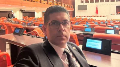 Meclis’te Emekli Nöbeti 13. Gününde: Halıcı’dan Sert Tepki “Yollara Var, Emekliye Yok!” Türkiye Büyük Millet Meclisi’nde Cumhuriyet Halk Partisi’nin emekliler için başlattığı