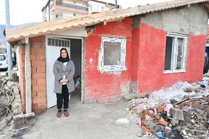 Isparta Belediyesi İhtiyaç Sahibi Ailenin Evini Tadilat Ediyor