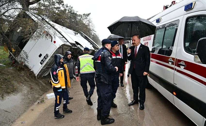 Cezaevi Ring Aracı Kaza Yaptı: 3 Jandarma Yaralı Isparta–Burdur karayolunda bugün öğle saatlerinde meydana gelen trafik kazasında, Afyonkarahisar